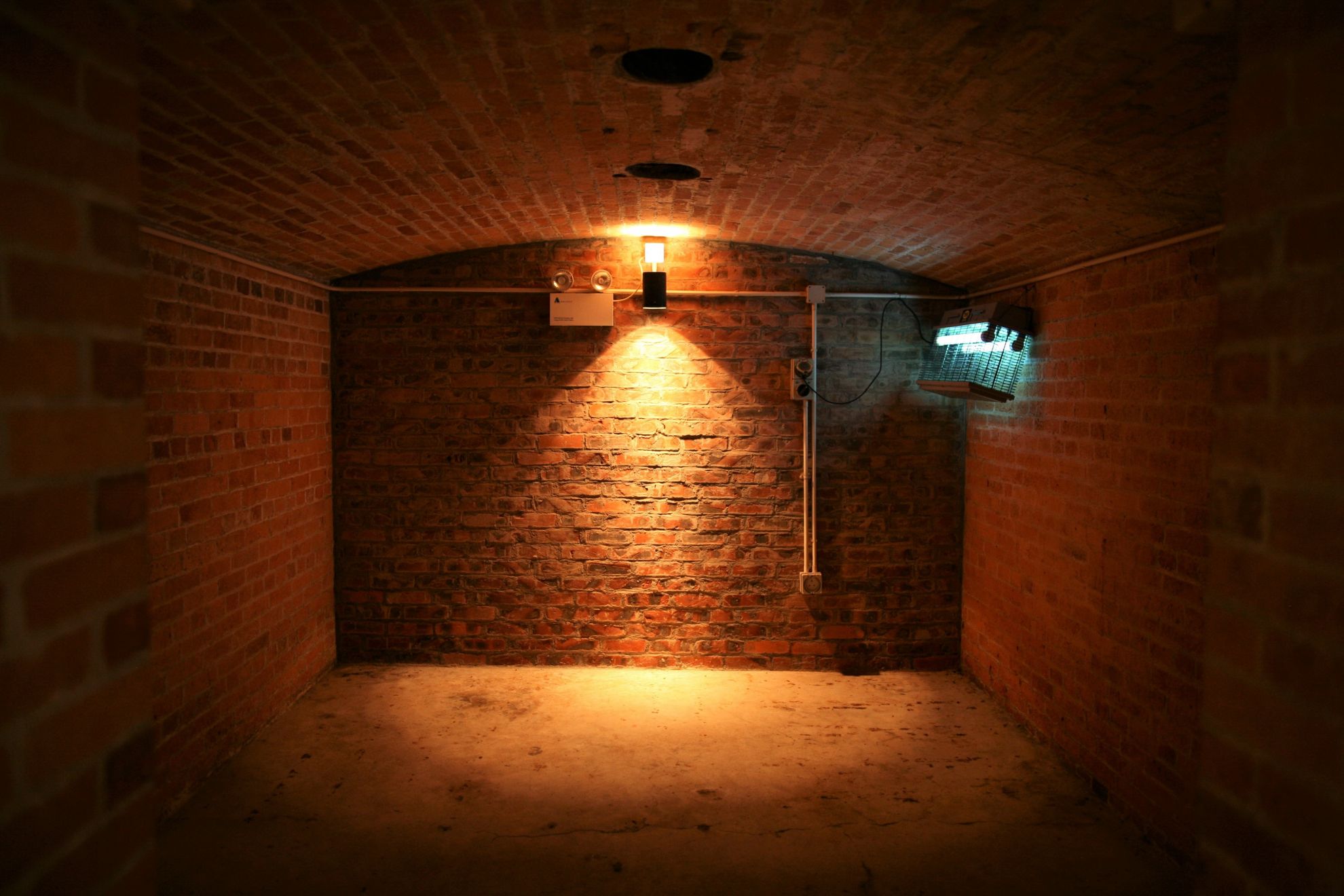 Oftmals treten feuchte Wände in Kellerräumen ohne Fenster auf.