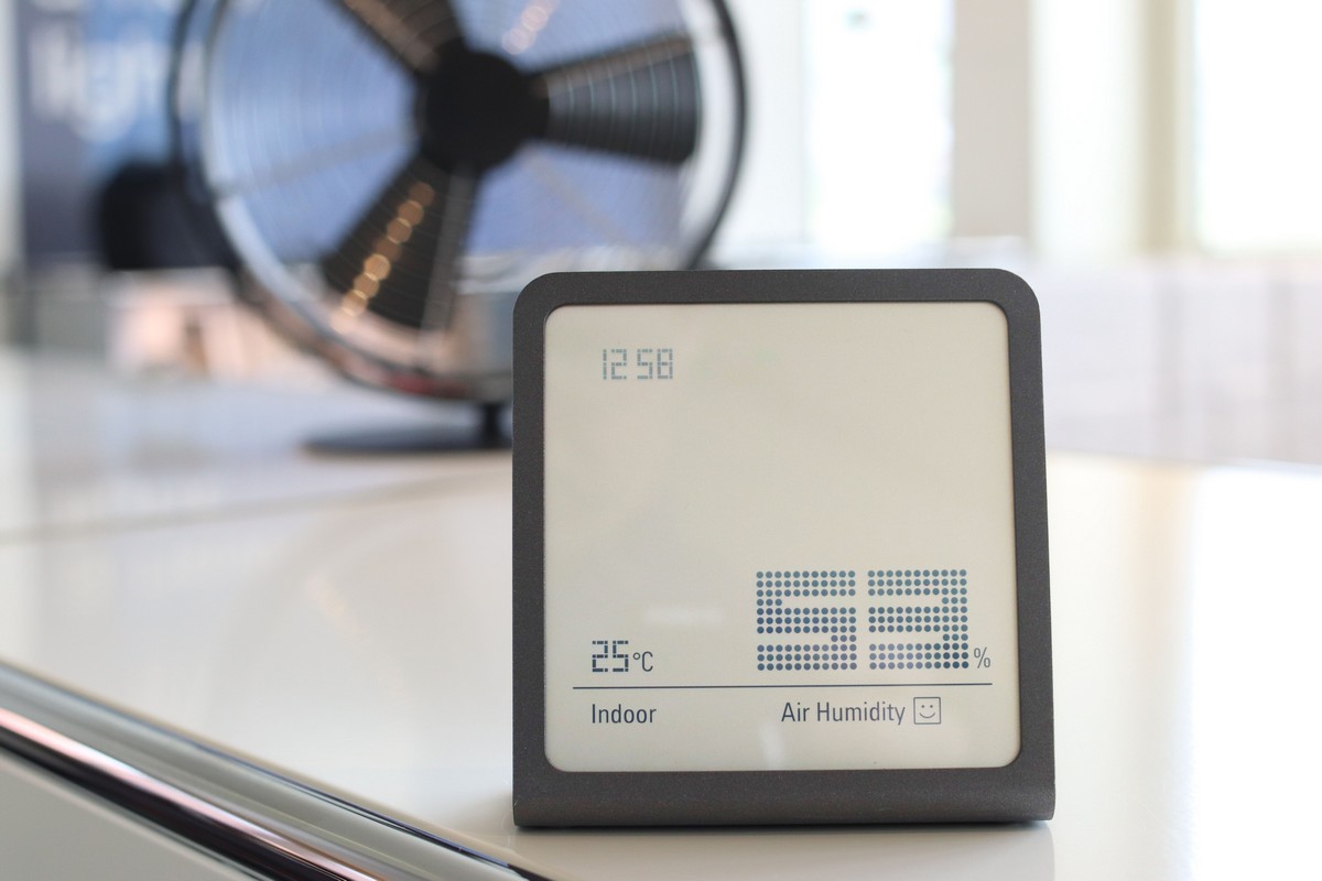 Ein Hygrometer zeigt die Luftfeuchtigkeit im Raum an.